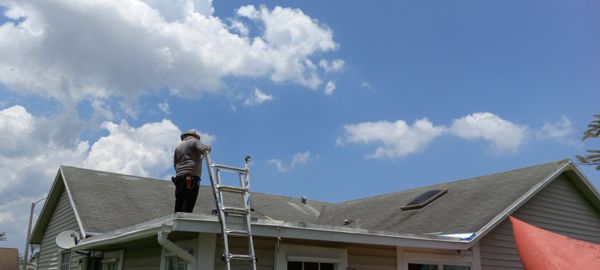 Contractor doing roof repair in Oakland Park
